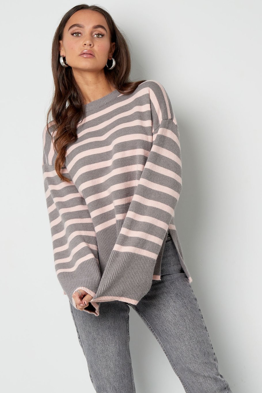 Breiter Strickpullover mit Streifen und ausgestellten Ärmeln – schwarz h5Bild7